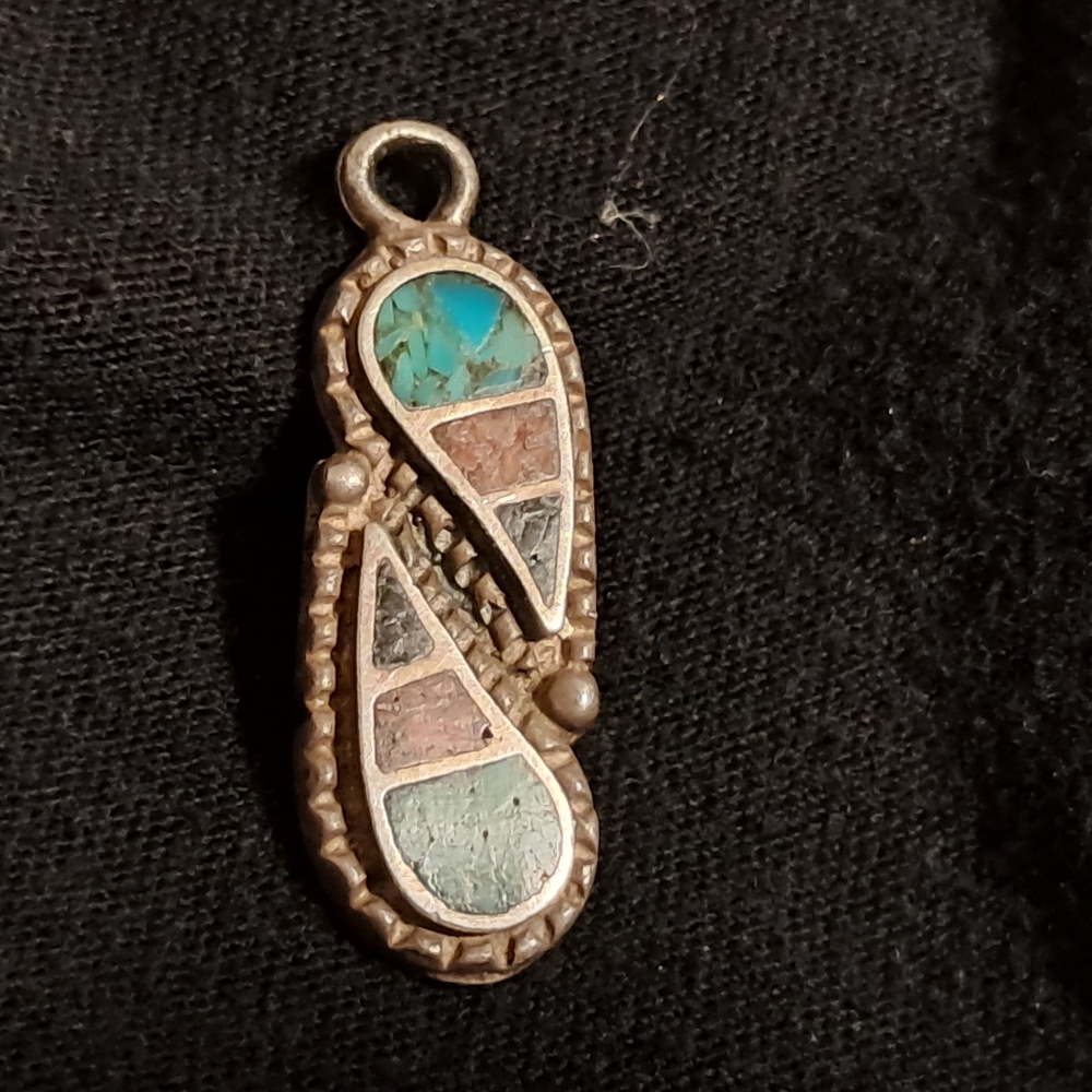 VINTAGE INDIAN SILVER AND TURQUIOSE PENDANT.